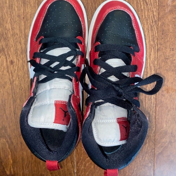Red Black Jordan from Footlocker! 1.5 boys - Picture 3 of 4